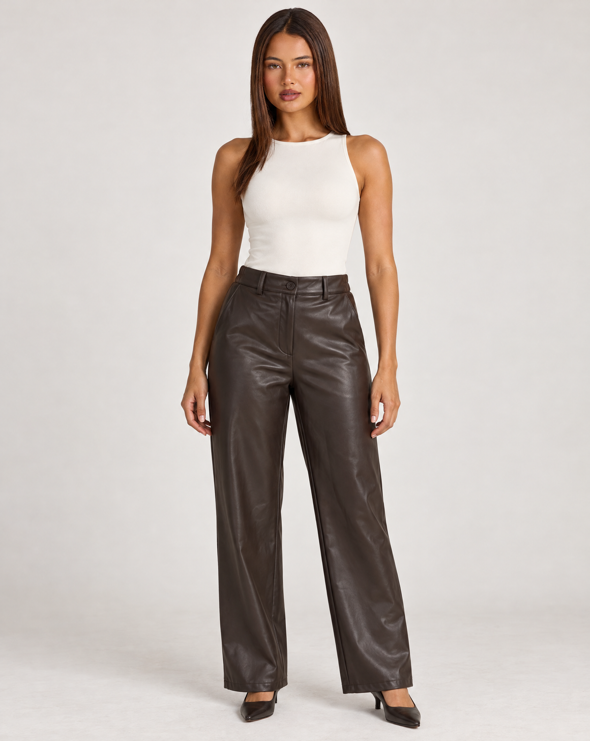 Pantaloni donna effetto pelle marrone indossati da Polly 4 - fronte