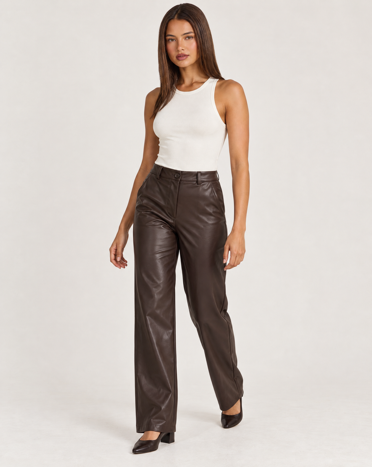 Pantaloni donna effetto pelle marrone indossati da Polly 4 - tre quarti