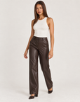 Pantaloni donna effetto pelle marrone indossati da Polly 4 - tre quarti