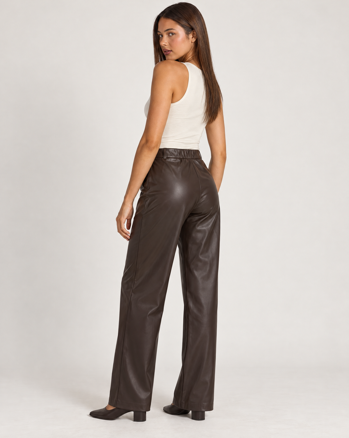 Pantaloni donna effetto pelle marrone indossati da Polly 4 - retro