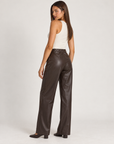 Pantaloni donna effetto pelle marrone indossati da Polly 4 - retro