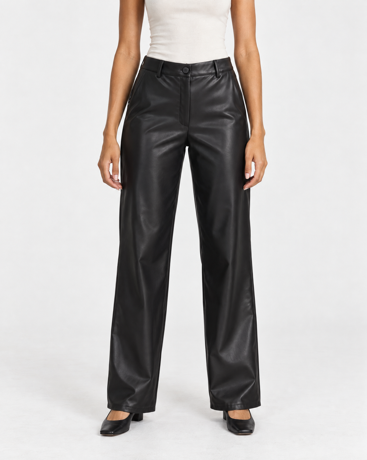 Pantaloni donna effetto pelle nero indossati da Polly 4 - fronte