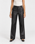 Pantaloni donna effetto pelle nero indossati da Polly 4 - fronte