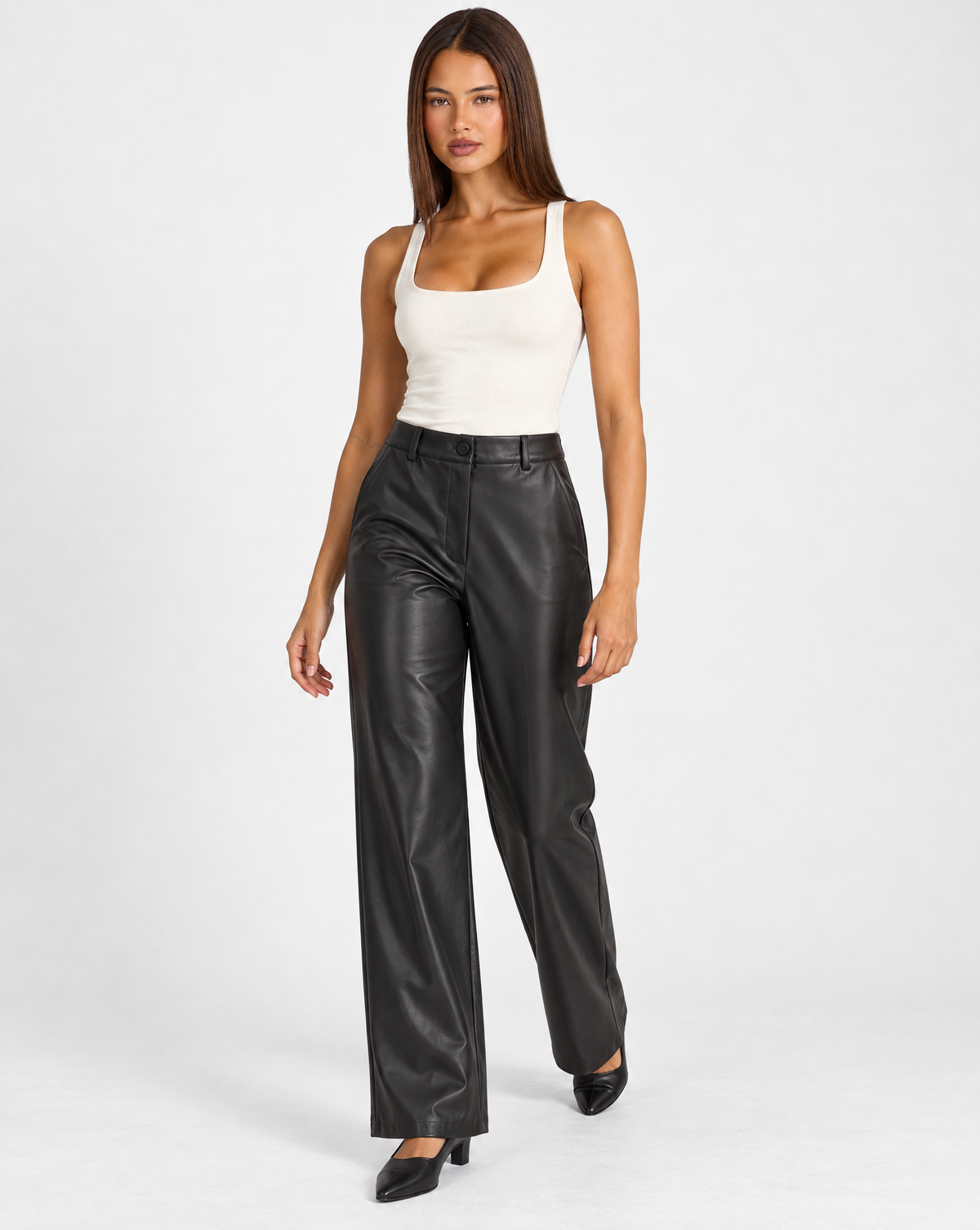 Pantaloni donna effetto pelle nero indossati da Polly 4 - tre quarti