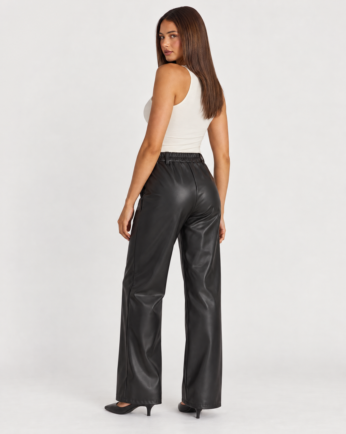 Pantaloni donna effetto pelle nero indossati da Polly 4 - retro