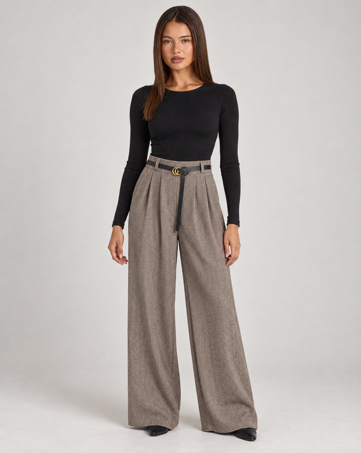 Pantaloni donna a palazzo spigati fango con cintura, indossati da Polly 4 – vista frontale