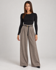 Pantaloni donna a palazzo spigati fango con cintura, indossati da Polly 4 – vista frontale