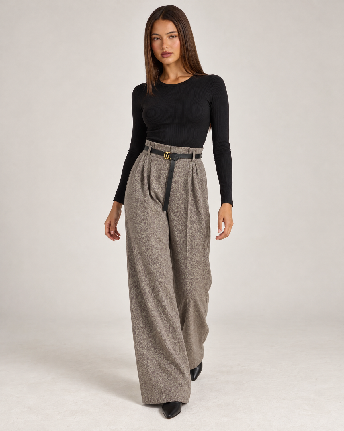 Pantaloni donna a palazzo spigati fango con cintura, indossati da Polly 4 – vista tre quarti