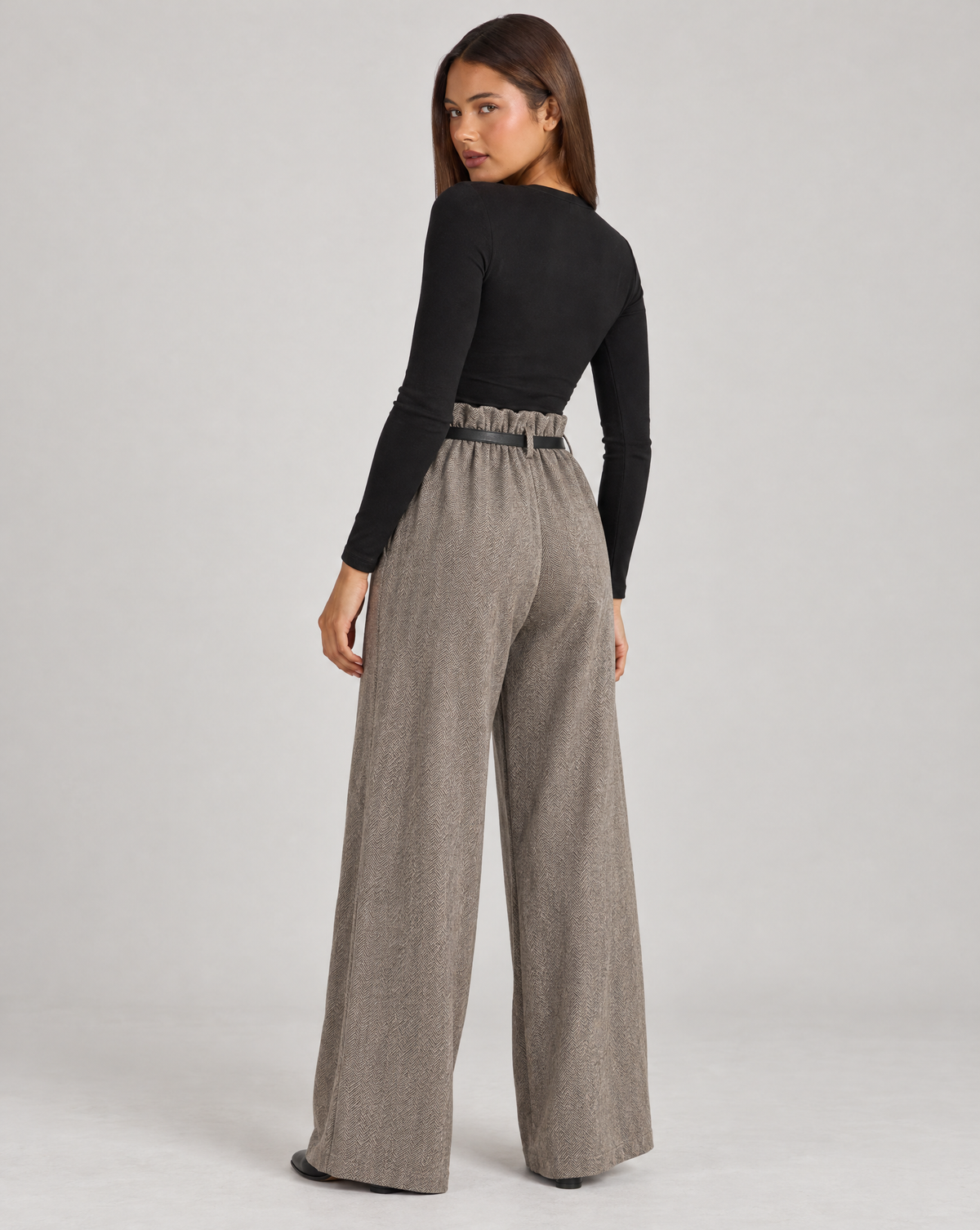 Pantaloni donna a palazzo spigati fango con cintura, indossati da Polly 4 – vista posteriore
