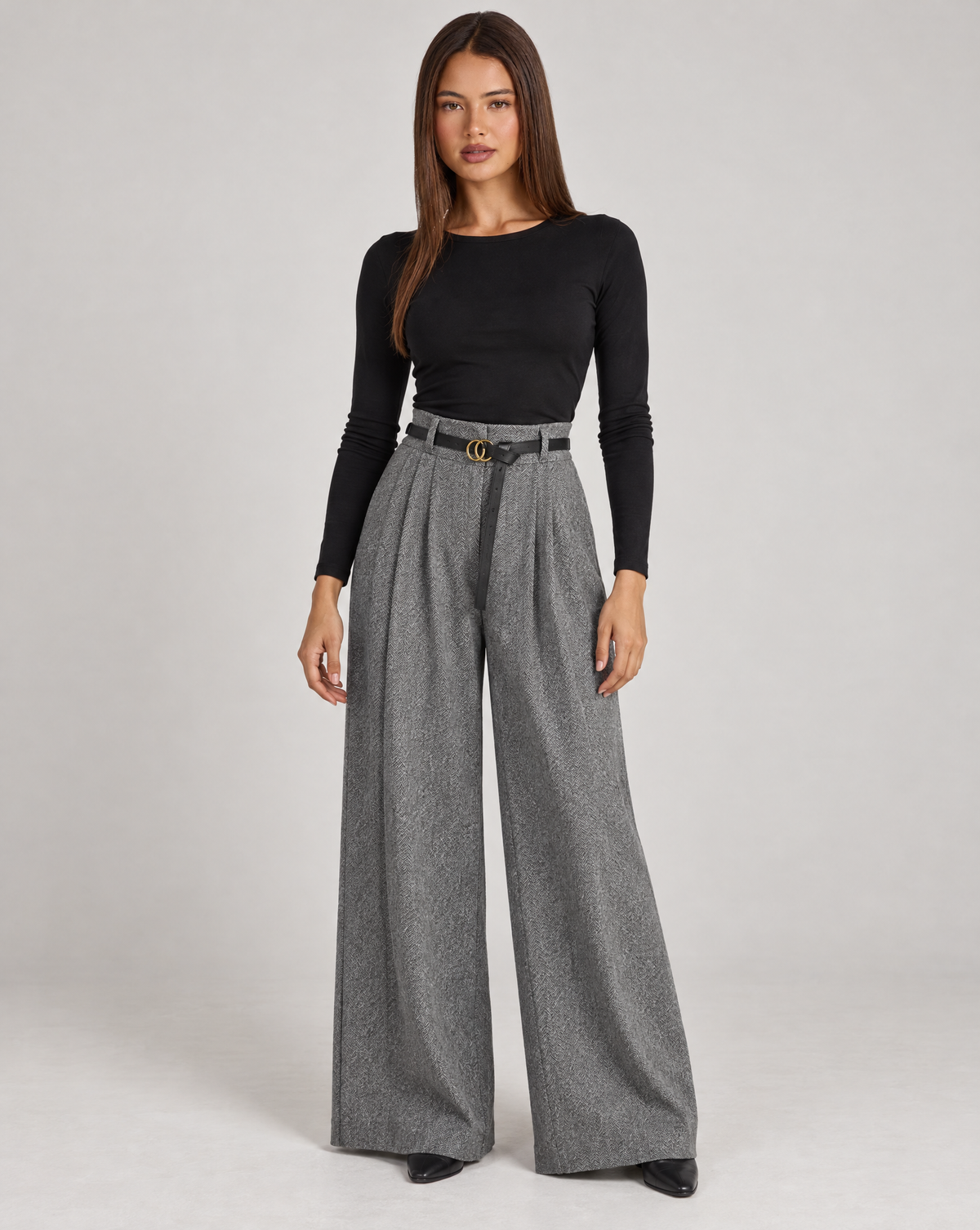 Pantaloni donna a palazzo spigati grigio con cintura, indossati da Polly 4 – vista frontale