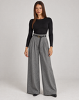 Pantaloni donna a palazzo spigati grigio con cintura, indossati da Polly 4 – vista frontale