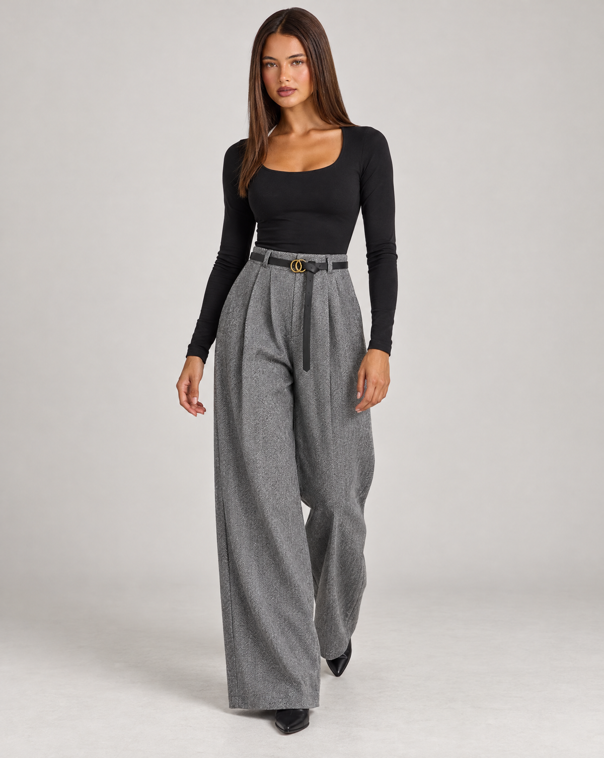 Pantaloni donna a palazzo spigati grigio con cintura, indossati da Polly 4 – vista tre quarti