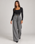 Pantaloni donna a palazzo spigati grigio con cintura, indossati da Polly 4 – vista tre quarti