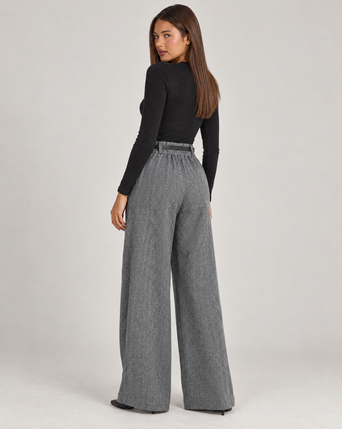 Pantaloni donna a palazzo spigati grigio con cintura, indossati da Polly 4 – vista posteriore