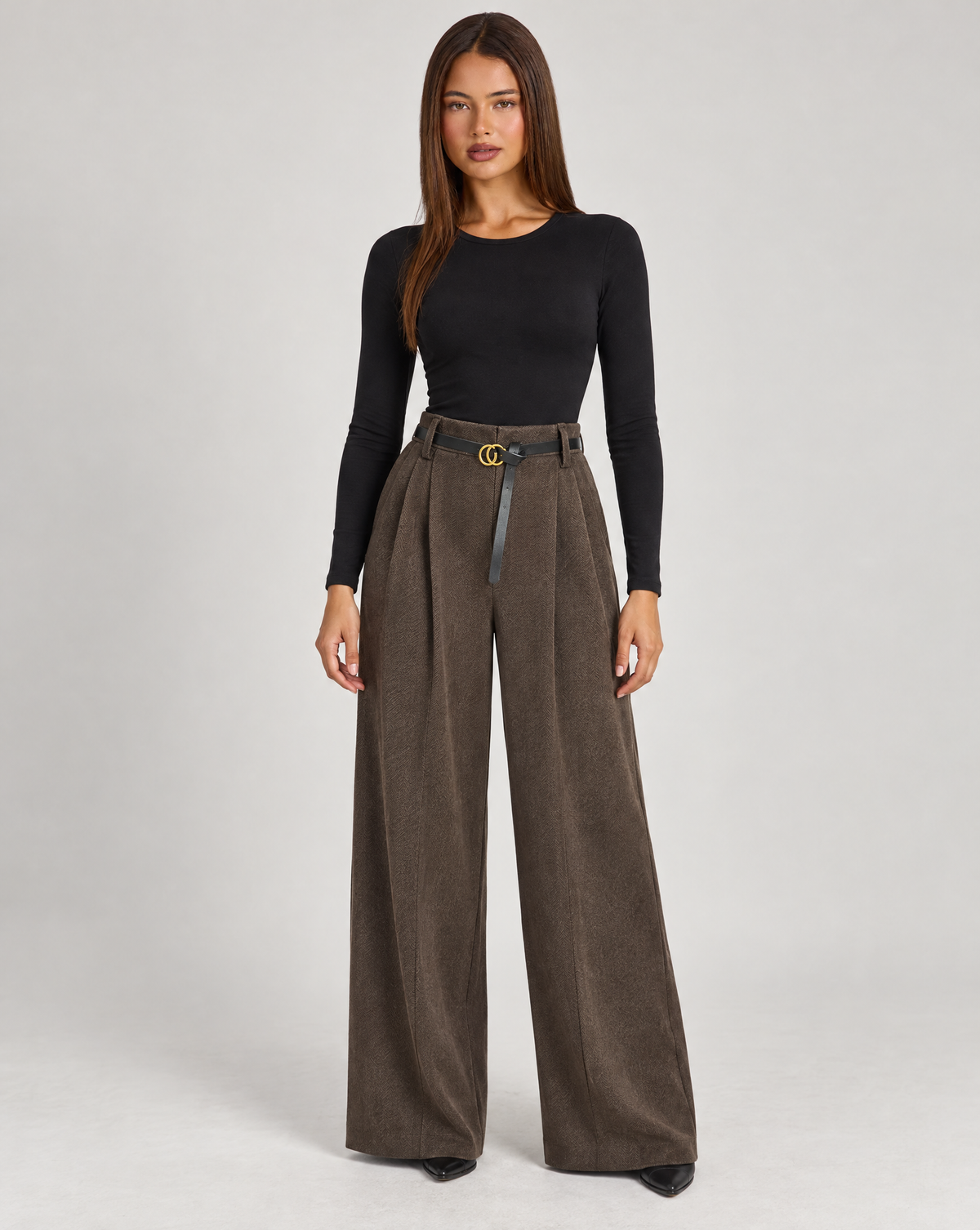 Pantaloni donna a palazzo spigati marrone con cintura, indossati da Polly 4 – vista frontale