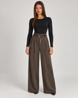 Pantaloni donna a palazzo spigati marrone con cintura, indossati da Polly 4 – vista frontale