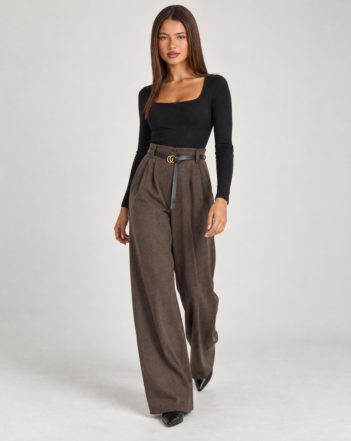 Pantaloni donna a palazzo spigati marrone con cintura, indossati da Polly 4 – vista tre quarti