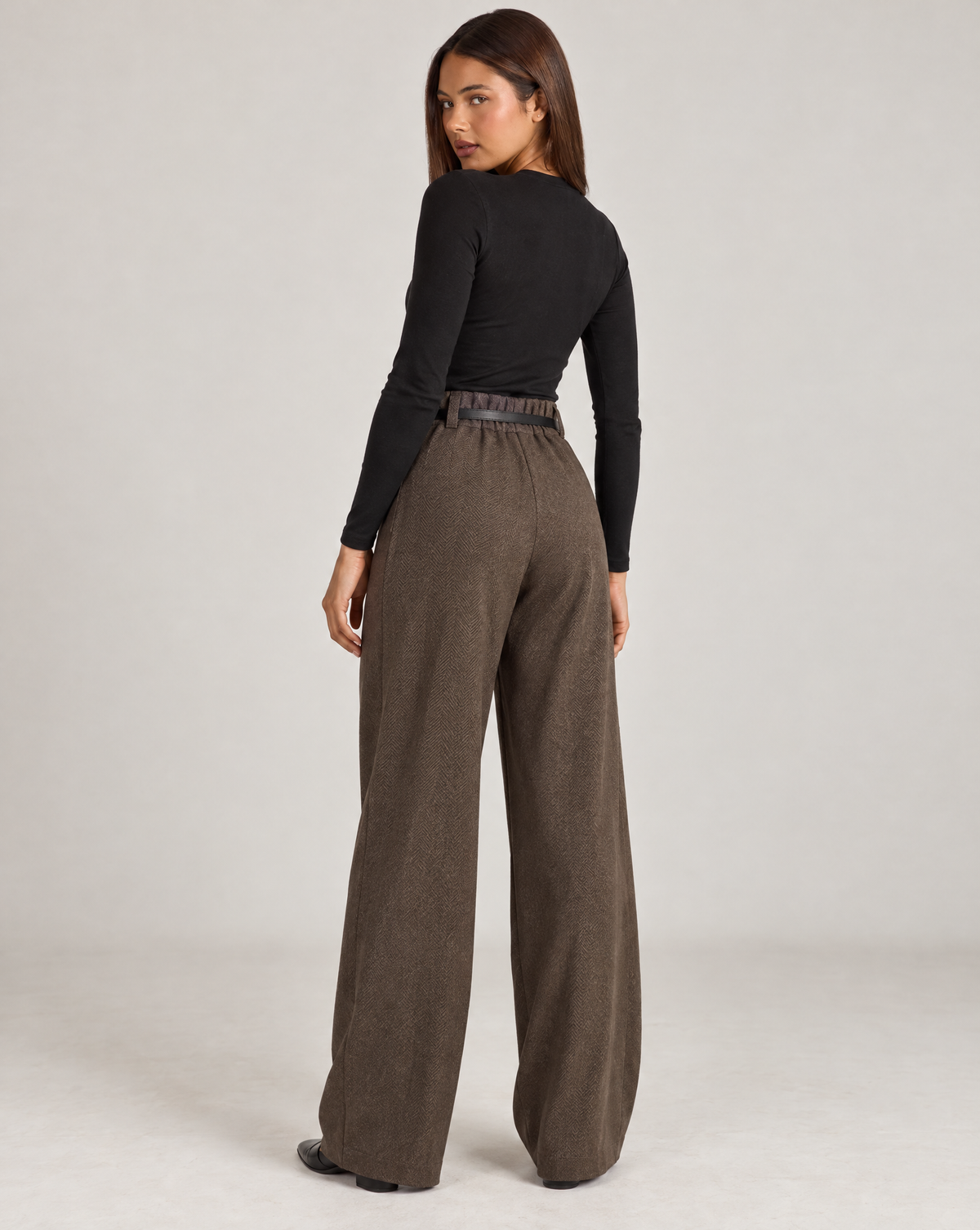 Pantaloni donna a palazzo spigati marrone con cintura, indossati da Polly 4 – vista posteriore