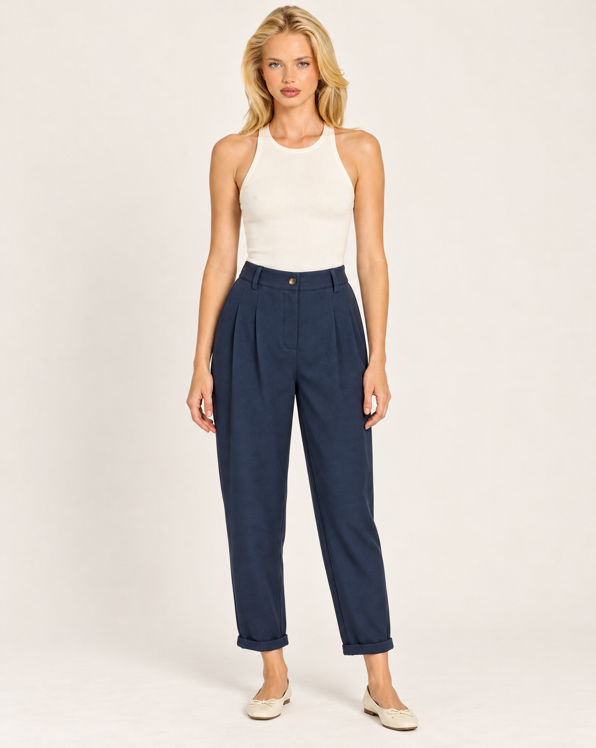 Pantaloni donna blu con pinces e risvolto indossati da Polly 7 - vista frontale