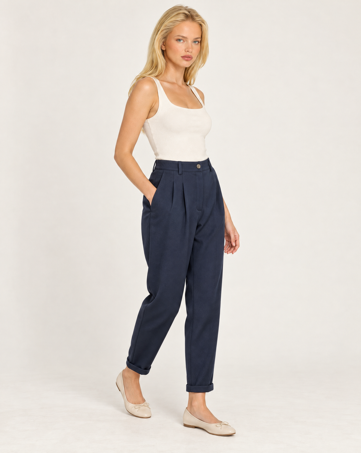 Pantaloni donna blu con pinces e risvolto indossati da Polly 7 - vista a tre quarti