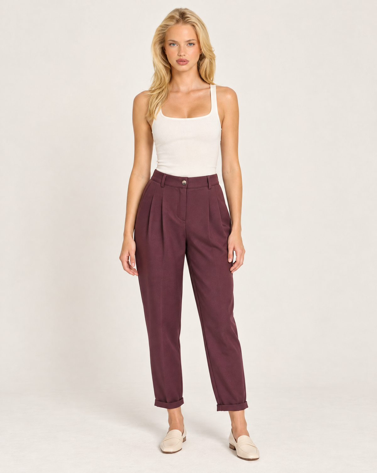 Pantaloni donna bordeaux con pinces e risvolto indossati da Polly 7 - vista frontale