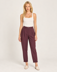 Pantaloni donna bordeaux con pinces e risvolto indossati da Polly 7 - vista frontale