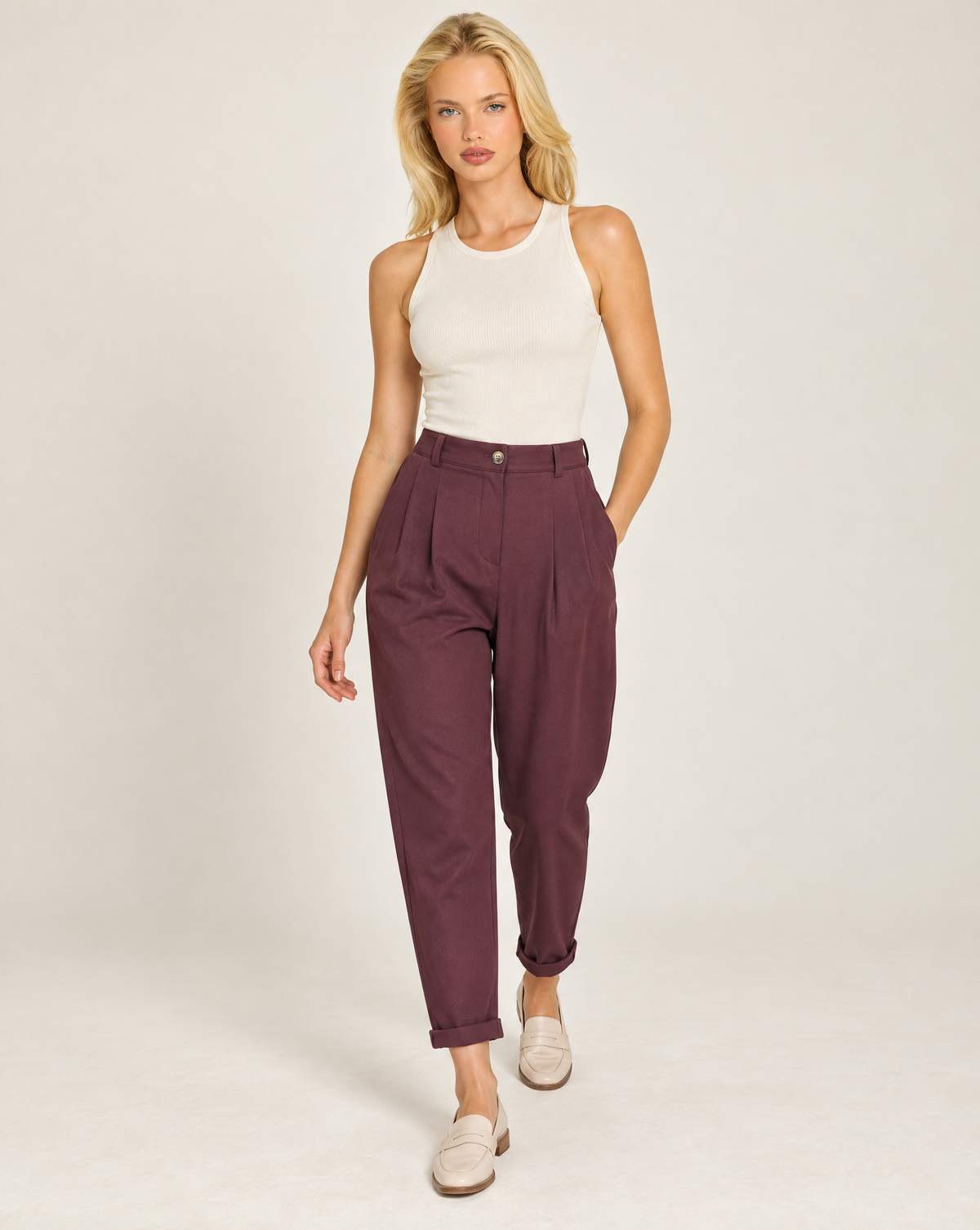 Pantaloni donna bordeaux con pinces e risvolto indossati da Polly 7 - vista a tre quarti