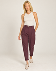 Pantaloni donna bordeaux con pinces e risvolto indossati da Polly 7 - vista a tre quarti