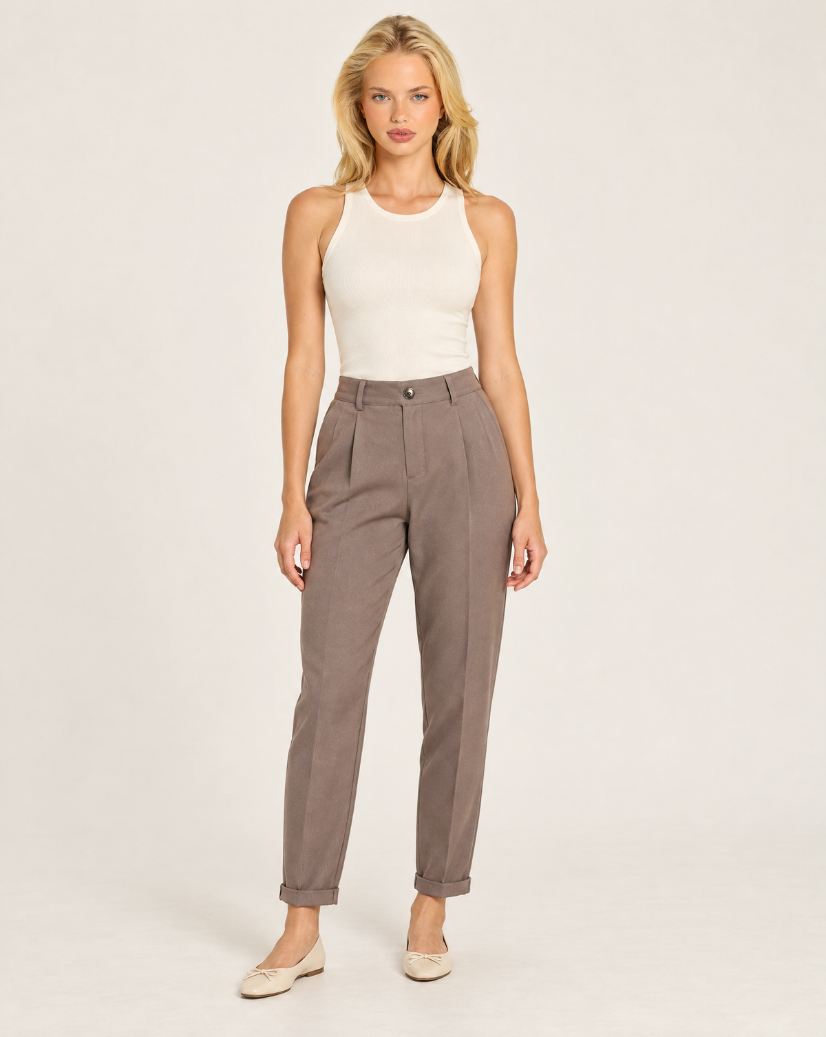 Pantaloni donna fango con pinces e risvolto indossati da Polly 7 - vista frontale