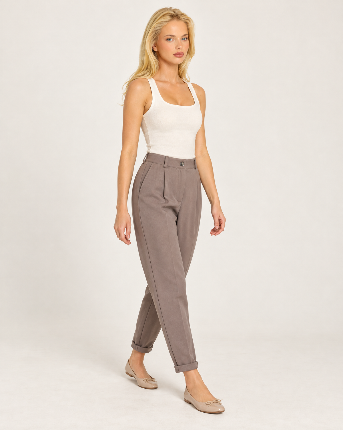 Pantaloni donna fango con pinces e risvolto indossati da Polly 7 - vista a tre quarti