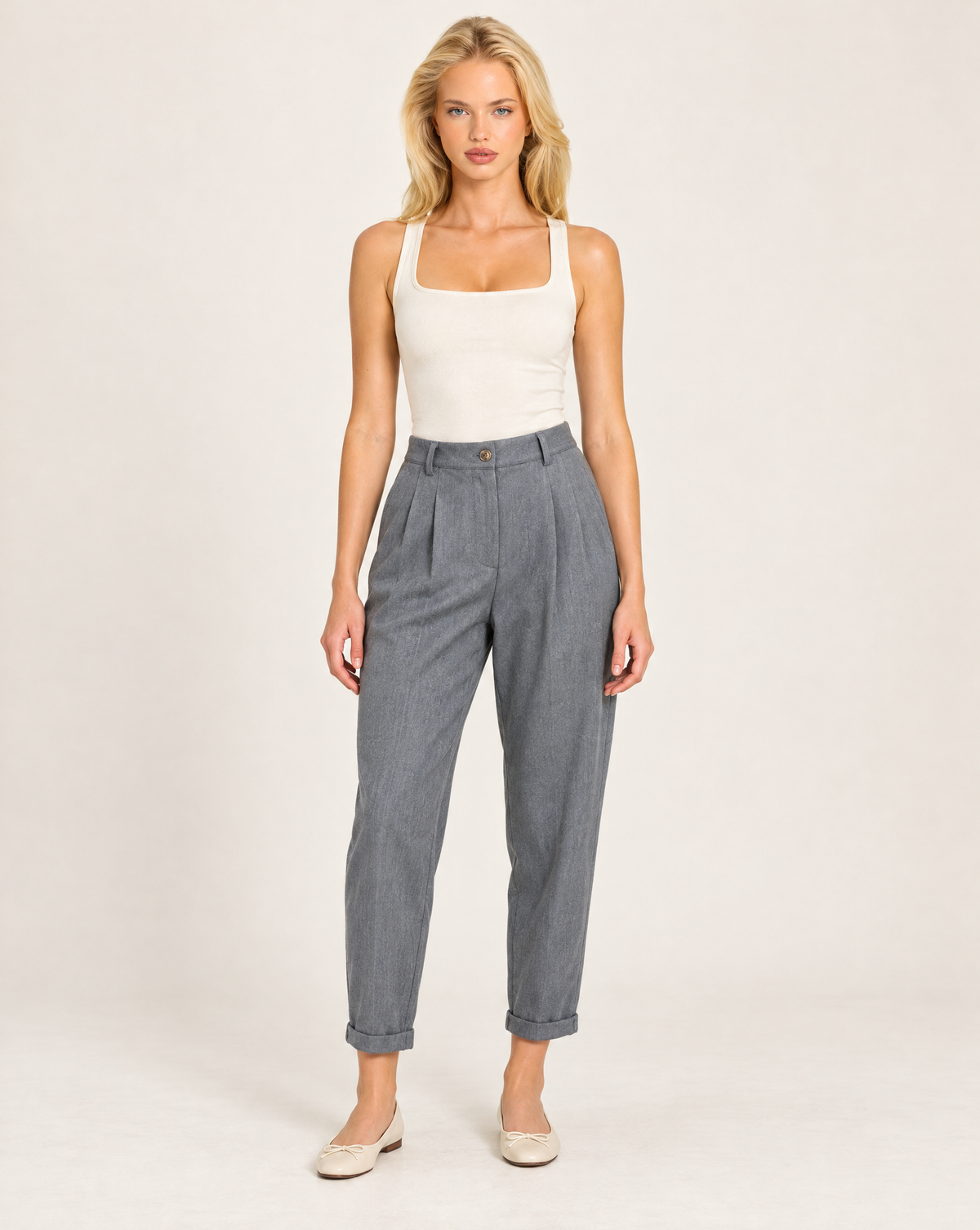 Pantaloni donna grigio con pinces e risvolto indossati da Polly 7 - vista frontale