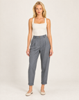 Pantaloni donna grigio con pinces e risvolto indossati da Polly 7 - vista frontale