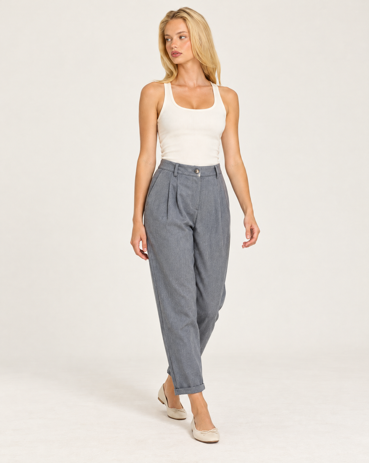 Pantaloni donna grigio con pinces e risvolto indossati da Polly 7 - vista a tre quarti