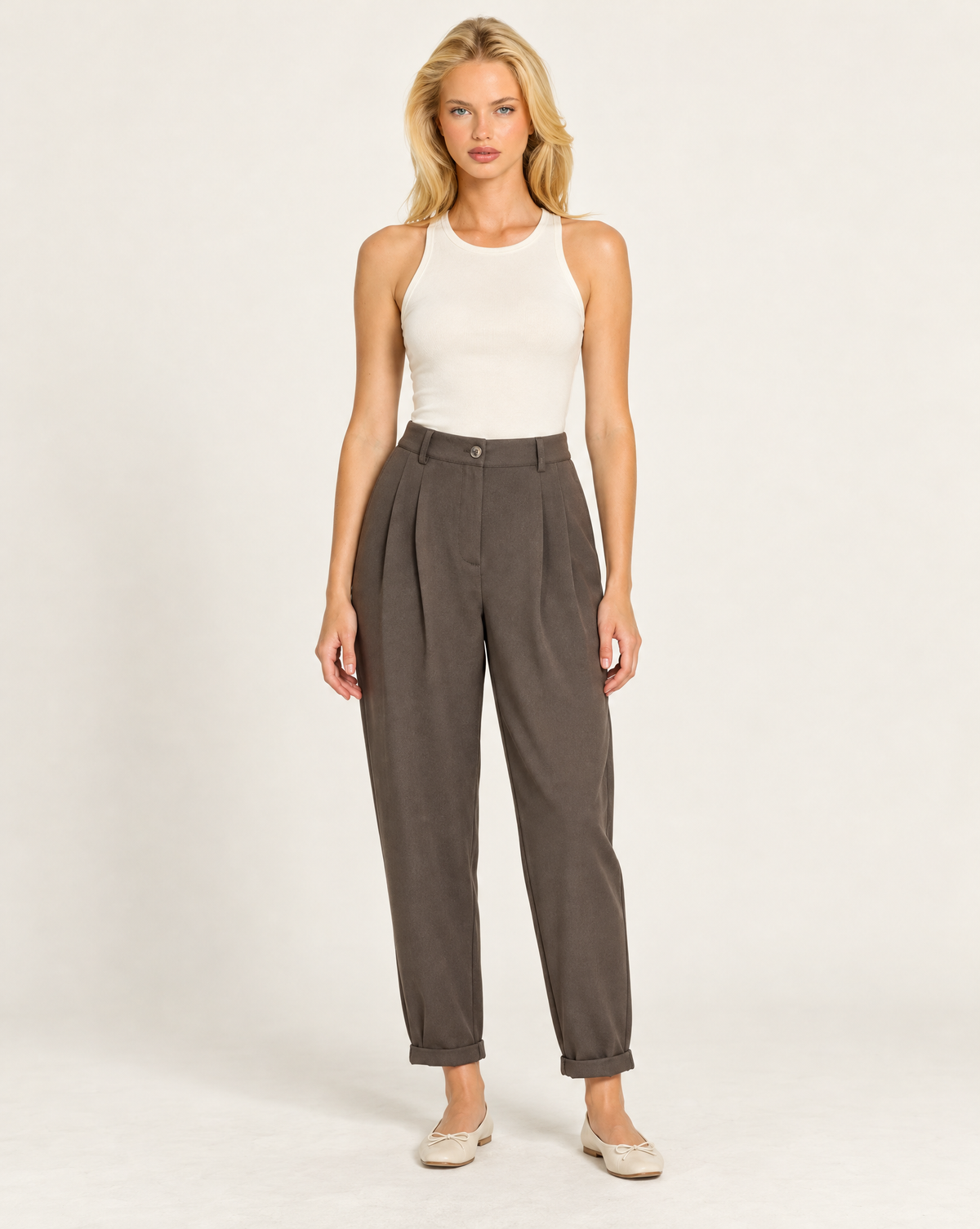 Pantaloni donna marrone con pinces e risvolto indossati da Polly 7 - vista frontale