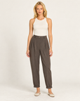 Pantaloni donna marrone con pinces e risvolto indossati da Polly 7 - vista frontale