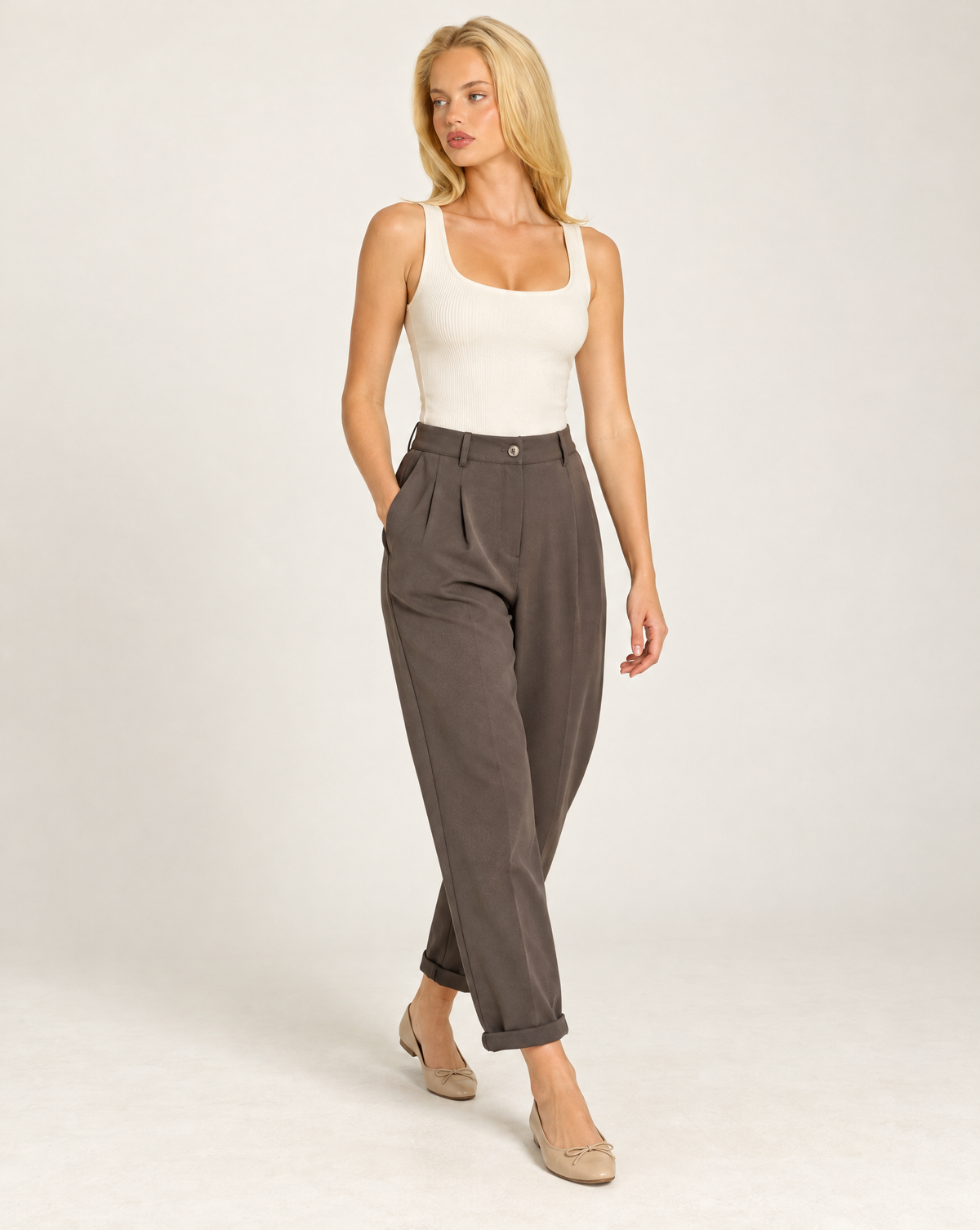 Pantaloni donna marrone con pinces e risvolto indossati da Polly 7 - vista a tre quarti