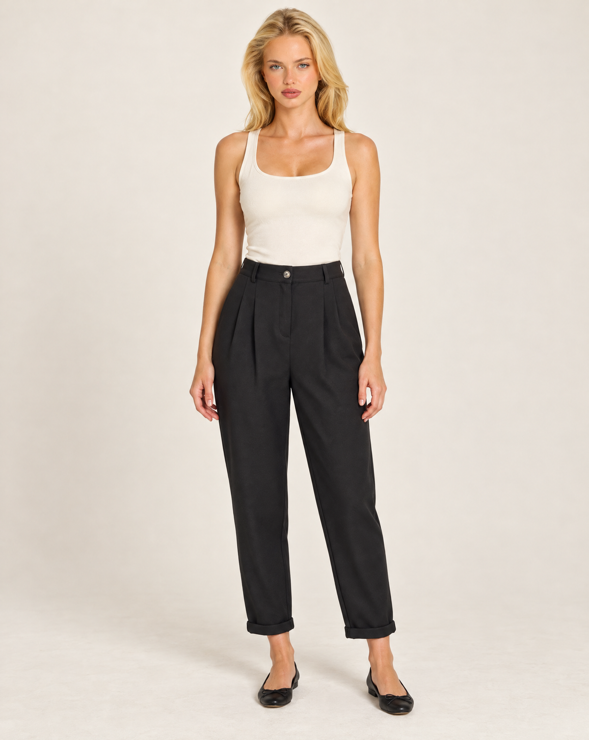 Pantaloni donna nero con pinces e risvolto indossati da Polly 7 - vista frontale