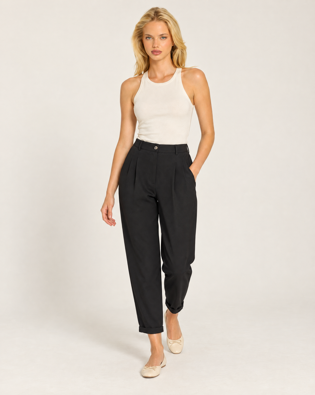 Pantaloni donna nero con pinces e risvolto indossati da Polly 7 - vista a tre quarti
