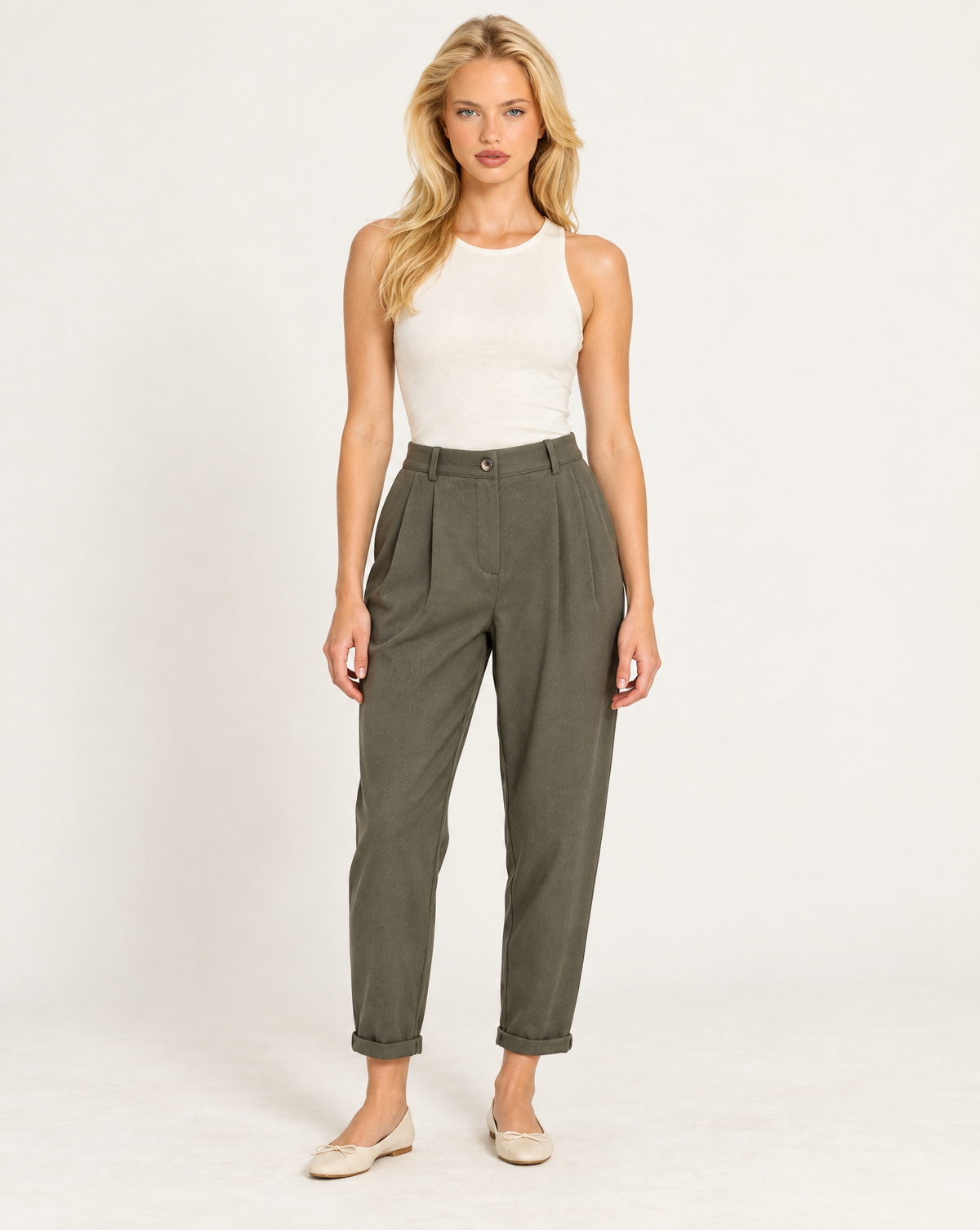 Pantaloni donna verde con pinces e risvolto indossati da Polly 7 - vista frontale