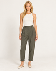 Pantaloni donna verde con pinces e risvolto indossati da Polly 7 - vista frontale