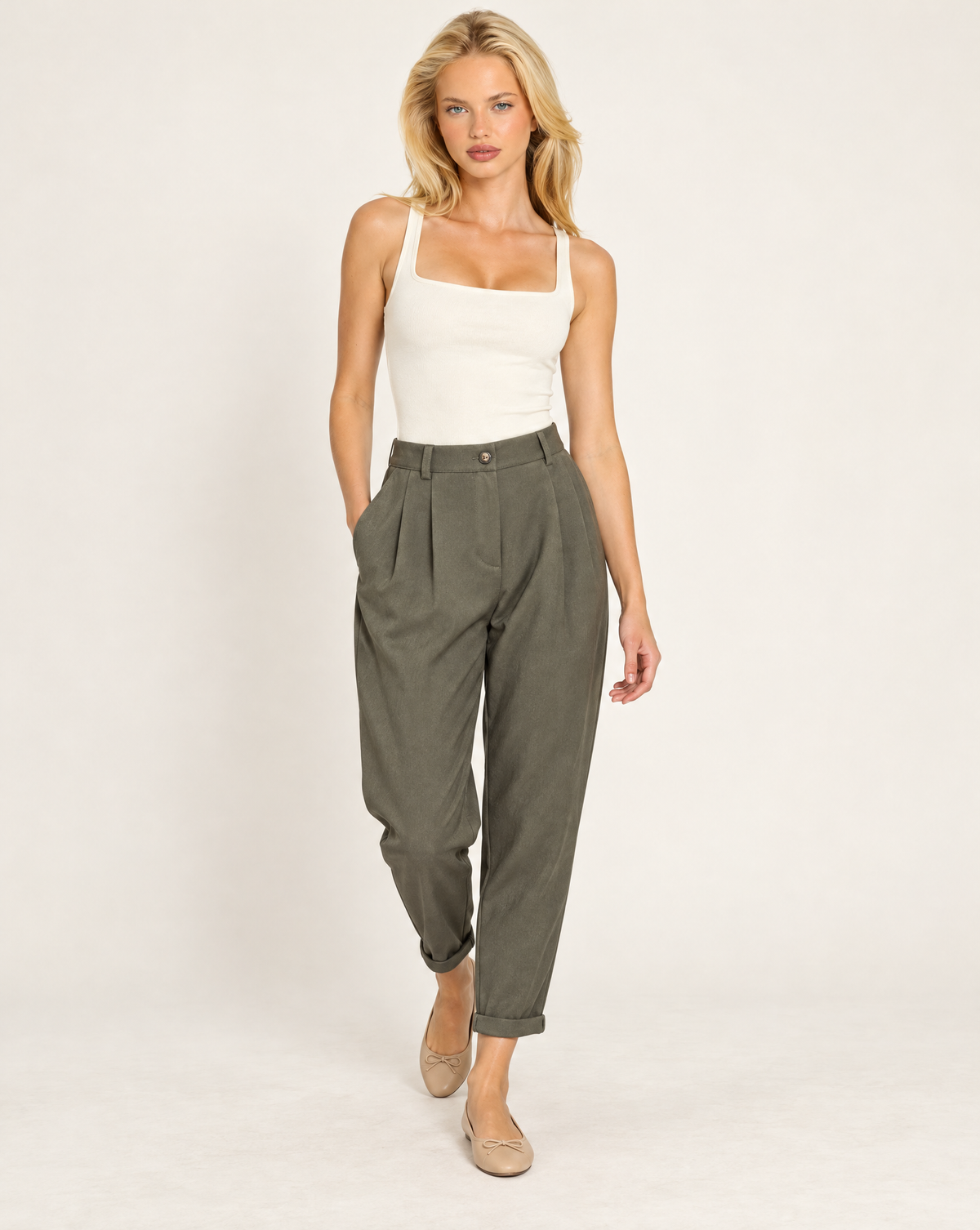 Pantaloni donna verde con pinces e risvolto indossati da Polly 7 - vista a tre quarti