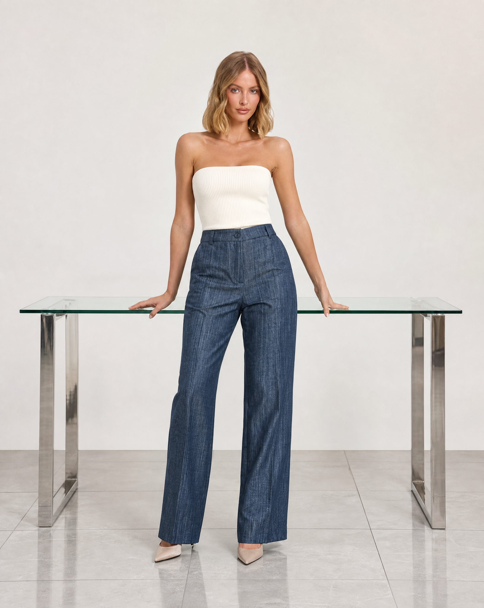Pantaloni sartoriali blu su Polly 5, posa frontale