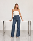 Pantaloni sartoriali blu su Polly 5, posa frontale