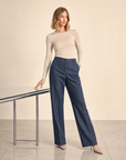 Pantaloni sartoriali blu su Polly 5, posa tre quarti