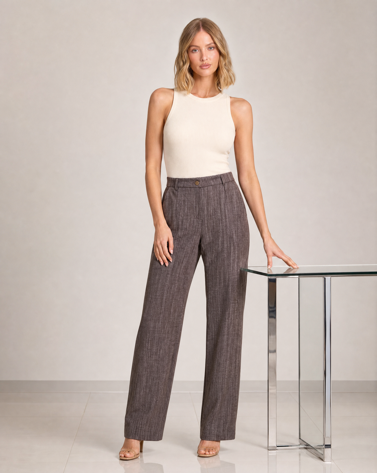 Pantaloni sartoriali marroni su Polly 5, posa frontale