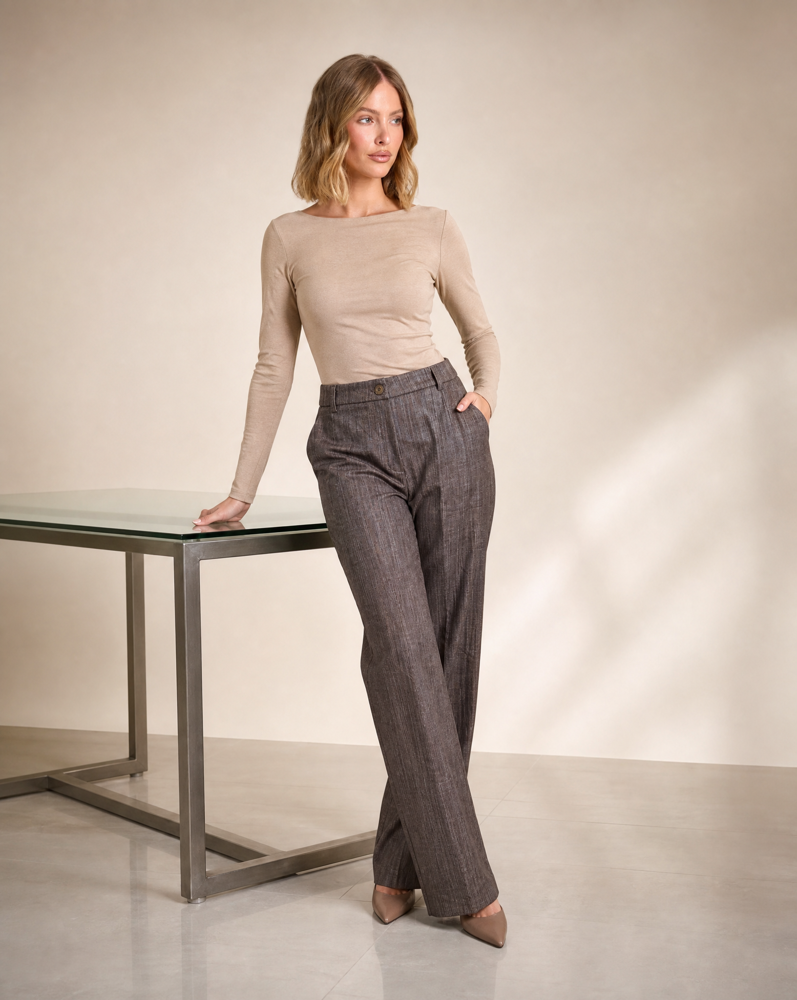 Pantaloni sartoriali marroni su Polly 5, posa tre quarti
