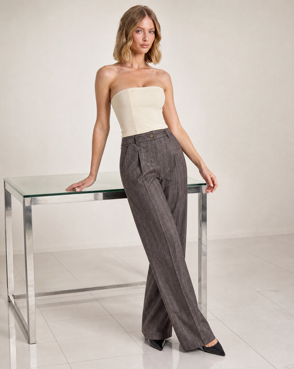 Pantaloni sartoriali marroni su Polly 5, posa in movimento