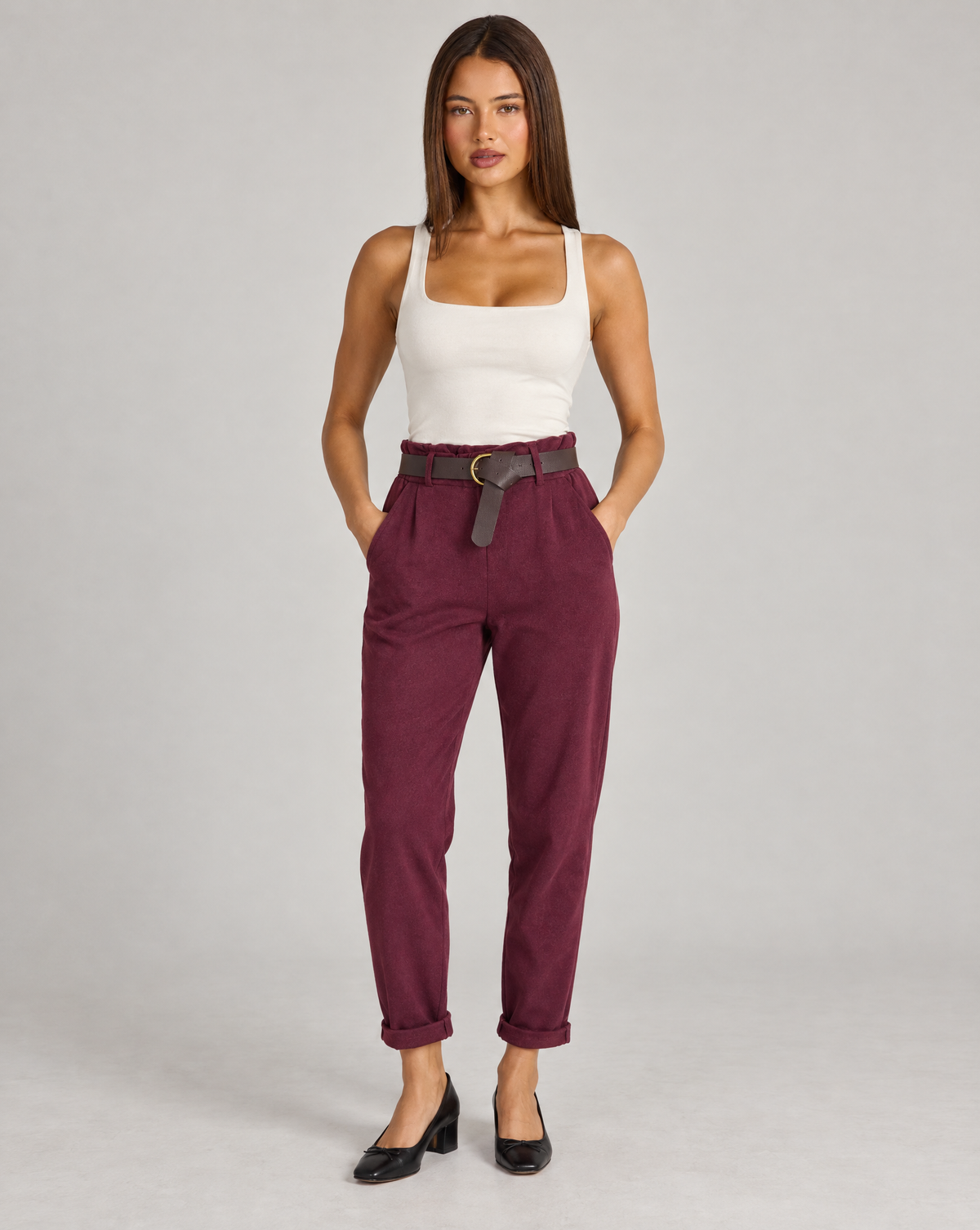 Pantaloni donna bordeaux con cintura e risvolto indossati da Polly 4, vista frontale