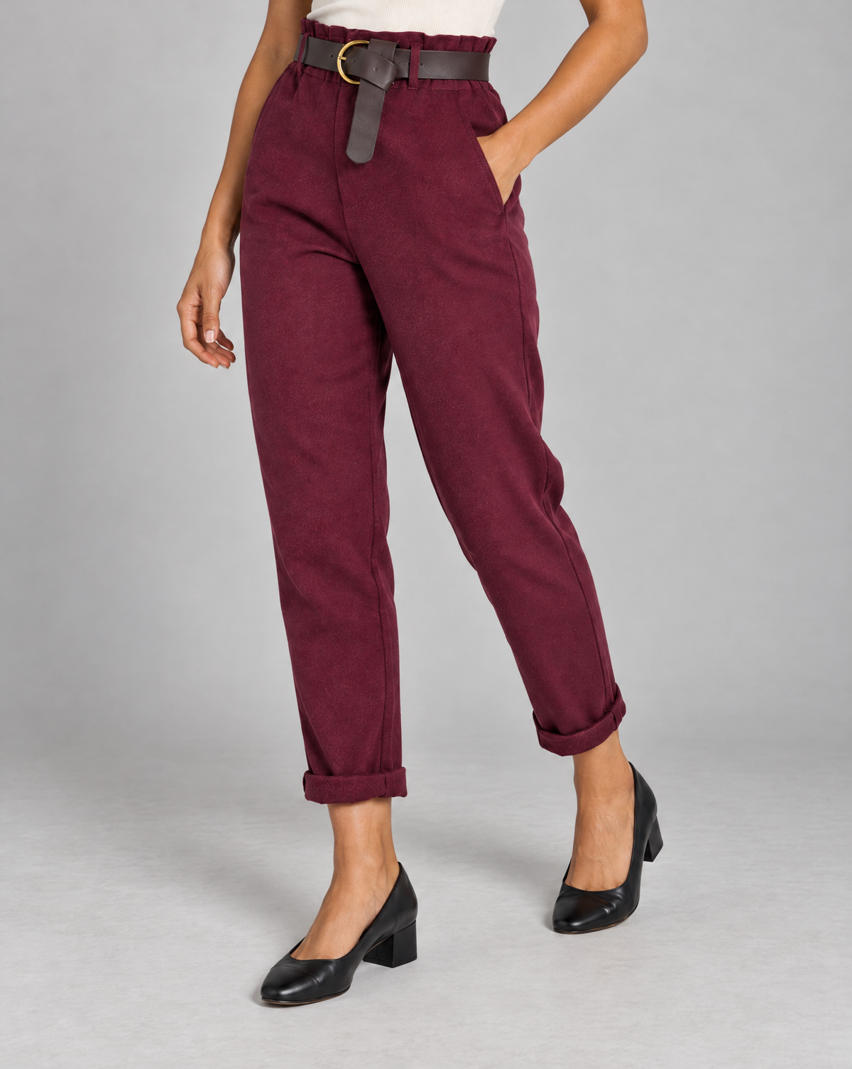 Pantaloni donna bordeaux con cintura e risvolto indossati da Polly 4, dettaglio parte inferiore