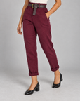 Pantaloni donna bordeaux con cintura e risvolto indossati da Polly 4, dettaglio parte inferiore